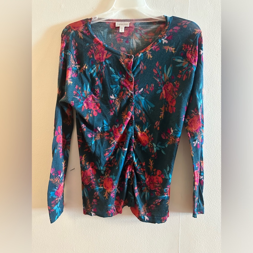 Garnett hill light floral button down sweater size medium